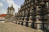 Wat Arun Ratchawararam Ratchawaramahawihan (Wat Arun) (Tempel der Morgenröte), ein buddhistischer Tempel im Stadtteil Bangkok Yai in Bangkok, Thailand, Südostasien, Asien