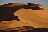 Malerische orangefarbene Dünen von Ubari, Sahara-Wüste, Libyen, Nordafrika, Afrika