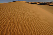 Malerische orangefarbene Dünen von Ubari, Sahara-Wüste, Libyen, Nordafrika, Afrika