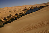 Malerische orangefarbene Dünen von Ubari, Sahara-Wüste, Libyen, Nordafrika, Afrika