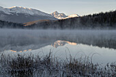 Mount Fitzwilliam am Pyramid Lake im Herbst mit Schnee und Morgennebel, Jasper National Park, UNESCO Welterbe, Alberta, Kanadische Rockies, Kanada, Nordamerika