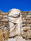 Kopflose Statue im Tempel der Isis, Archäologische Stätte von Delos, UNESCO-Weltkulturerbe, Insel Delos, Kykladen, Griechische Inseln, Griechenland, Europa