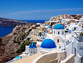 Ikonische blaue Kuppelkirchen des Heiligen Spyridon und der Auferstehung des Herrn, Dorf Oia, Insel Santorin (Thira), Kykladen, Griechische Inseln, Griechenland, Europa