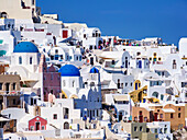 Blick auf die blauen Kuppelkirchen der Auferstehung des Herrn und des Heiligen Spyridon, Dorf Oia, Insel Santorin (Thira), Kykladen, Griechische Inseln, Griechenland, Europa