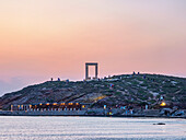 Apollo-Tempel in der Abenddämmerung, Chora, Naxos-Stadt, Insel Naxos, Kykladen, Griechische Inseln, Griechenland, Europa