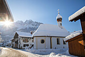 Winterzeit mit viel Schnee in den Bayerischen Alpen, Garmisch-Partenkirchen, Deutschland, Europa