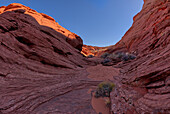 Der Weg in einen Sporncanyon nördlich des Hauptüberblicks von Horseshoe Bend, Arizona, Vereinigte Staaten von Amerika, Nordamerika