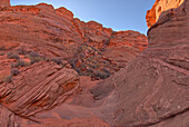 Blick von unten auf die Klippen des Sporn-Canyons nördlich des Hauptüberblicks von Horseshoe Bend, Arizona, Vereinigte Staaten von Amerika, Nordamerika