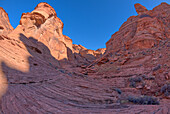 Blick von unten auf die Klippen des Sporn-Canyons nördlich des Hauptüberblicks von Horseshoe Bend, Arizona, Vereinigte Staaten von Amerika, Nordamerika