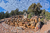 Die Grabstätte und Gedenkstätte für den 1921 verstorbenen Charles Brant und seine Frau, die im Grand Canyon lebten und arbeiteten, seit dieser zum Nationalpark wurde, Grand Canyon, Arizona, Vereinigte Staaten von Amerika, Nordamerika