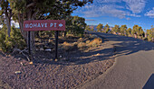 Ein Schild, das den Einweg-Eingang zum Mohave Point von der Hermit Road aus markiert, Grand Canyon, UNESCO-Welterbe, Arizona, Vereinigte Staaten von Amerika, Nordamerika