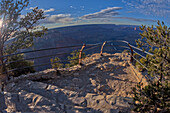 Die mit einem Sicherheitsgeländer versehene Felswand des Mohave Point Overlook, Grand Canyon, UNESCO-Welterbe, Arizona, Vereinigte Staaten von Amerika, Nordamerika