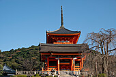 Westtor des buddhistischen Tempels Kiyomizu-dera in Kyoto, UNESCO-Weltkulturerbe, Honshu, Japan, Asien