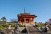 Westtor des buddhistischen Tempels Kiyomizu-dera in Kyoto, UNESCO-Weltkulturerbe, Honshu, Japan, Asien