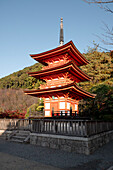 Buddhistischer Tempel Kiyomizu-dera und dreistöckige Pagode Koyasunoto mit Herbstfarben, Kyoto, UNESCO-Welterbestätte, Honshu, Japan, Asien