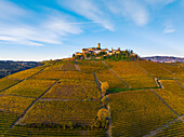 Luftaufnahme von Castiglione Falletto an einem schönen Herbsttag, UNESCO-Weltkulturerbe, Provinz Cuneo, Piemont, Italien, Europa