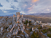 Luftaufnahme von der Drohne des Schlosses Rocca Calascio während eines herbstlichen Sonnenaufgangs, Nationalpark Gran Sasso und Monti di Laga, Abruzzen, Italien, Europa