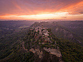 Eine herrliche Luftaufnahme des schönen Dorfes Civita di Bagnoregio während eines Sonnenuntergangs im Herbst, Civia di Bagnoregio, Viterbo, Latium, Italien, Europa