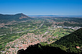 Blick auf die Stadt Turin von der Sacra di San Michele (Abtei des Heiligen Michael), auf dem Berg Pirchiriano, an der Südseite des Val di Susa, Gemeinde Sant'Ambrogio di Torino, Metropolitanstadt Turin, Piemont, Italien, Europa