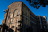 Blick auf das Schloss von Rivoli (Castello di Rivoli), ehemalige Residenz des Königshauses Savoyen, UNESCO-Weltkulturerbe, beherbergt das Museo d'Arte Contemporanea (Museum für zeitgenössische Kunst), Rivoli, Metropolitanstadt Turin, Piemont, Italien, Europa