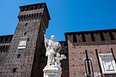 Detail von Castello Sforzesco (Sforzas Schloss), einer mittelalterlichen Festungsanlage aus dem 15. Jahrhundert, die heute Museen und Kunstsammlungen beherbergt, Mailand, Lombardei, Italien, Europa