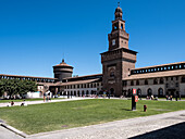 Blick auf das Castello Sforzesco (Sforzas Schloss), eine mittelalterliche Festung aus dem 15. Jahrhundert, die heute Museen und Kunstsammlungen beherbergt, Mailand, Lombardei, Italien, Europa