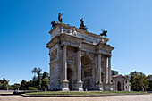 Blick auf Porta Sempione (Simplontor) und Arco della Pace (Friedensbogen), Triumphbogen aus dem 19. Jahrhundert mit römischen Wurzeln, Mailand, Lombardei, Italien, Europa