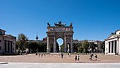 Blick auf Porta Sempione (Simplontor) und Arco della Pace (Friedensbogen), Triumphbogen aus dem 19. Jahrhundert mit römischen Wurzeln, Mailand, Lombardei, Italien, Europa