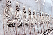 Geschnitztes Relief, das buddhistische Mönche (Sangha) mit Almosenschalen zeigt, Phap Vien Minh Dang Quang Pagode, Ho Chi Minh Stadt, Vietnam, Indochina, Südostasien, Asien