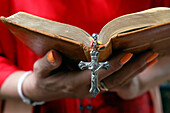 Frau liest die Heilige Bibel und Rosenkranz mit Jesus am Kreuz, Kambodscha, Indochina, Südostasien, Asien