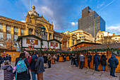 Blick auf die Stände des Weihnachtsmarktes am Victoria Square, Birmingham, West Midlands, England, Vereinigtes Königreich, Europa