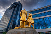 Blick auf die Statue von Boulton, Murdoch und Watt und zeitgenössische Gebäude, Birmingham, West Midlands, England, Vereinigtes Königreich, Europa