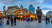 Blick auf die Stände des Weihnachtsmarktes am Victoria Square, Birmingham, West Midlands, England, Vereinigtes Königreich, Europa