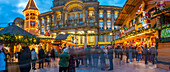 Blick auf die Stände des Weihnachtsmarktes am Victoria Square, Birmingham, West Midlands, England, Vereinigtes Königreich, Europa