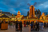 Blick auf die Stände des Weihnachtsmarktes am Victoria Square, Birmingham, West Midlands, England, Vereinigtes Königreich, Europa