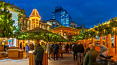 Blick auf die Stände des Weihnachtsmarktes am Victoria Square in der Abenddämmerung, Birmingham, West Midlands, England, Vereinigtes Königreich, Europa