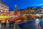 Blick auf die Stände des Weihnachtsmarktes am Victoria Square in der Abenddämmerung, Birmingham, West Midlands, England, Vereinigtes Königreich, Europa