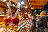 Blick auf Toffee-Äpfel an einem Weihnachtsmarktstand am Victoria Square in der Abenddämmerung, Birmingham, West Midlands, England, Vereinigtes Königreich, Europa