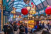 Blick auf die Weihnachtsdekoration auf dem Apfelmarkt, Covent Garden, London, England, Vereinigtes Königreich, Europa