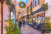 Blick auf die Burlington Arcade zu Weihnachten in Piccadilly, Westminster, London, England, Vereinigtes Königreich, Europa