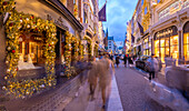 Blick auf die Geschäfte der New Bond Street zur Weihnachtszeit, Westminster, London, England, Vereinigtes Königreich, Europa