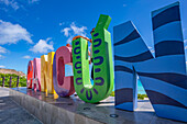 Blick auf Cancun und Mirador Letters an der Playa Delfines, Hotelzone, Cancun, Karibikküste, Halbinsel Yucatan, Mexiko, Nordamerika