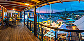 Blick auf Boote und Restaurants an der Knysna Waterfront in der Abenddämmerung, Knysna, Westkap-Provinz, Südafrika, Afrika