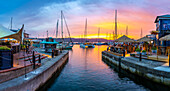 Blick auf den goldenen Sonnenuntergang, Boote und Restaurants an der Knysna Waterfront, Knysna, Westliche Kap-Provinz, Südafrika, Afrika