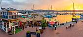 Blick auf den goldenen Sonnenuntergang, Boote und Restaurants an der Knysna Waterfront, Knysna, Westliche Kap-Provinz, Südafrika, Afrika