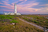 Blick auf Seal Point Leuchtturm bei Sonnenuntergang, Cape St. Francis, Ostkap-Provinz, Südafrika, Afrika