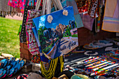 Blick auf bunte Souvenirs auf der Promenade, Durban, Provinz KwaZulu-Natal, Südafrika, Afrika