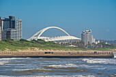 Blick auf das Moses-Mabhida-Stadion vom Pier im Indischen Ozean, Durban, Provinz KwaZulu-Natal, Südafrika, Afrika