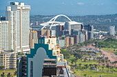 Blick auf das Moses-Mabhida-Stadion und Hotels, Durban, Provinz KwaZulu-Natal, Südafrika, Afrika