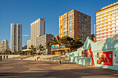 Blick auf die Promenade, bunte Wandkunst und Hotels, Durban, Provinz KwaZulu-Natal, Südafrika, Afrika